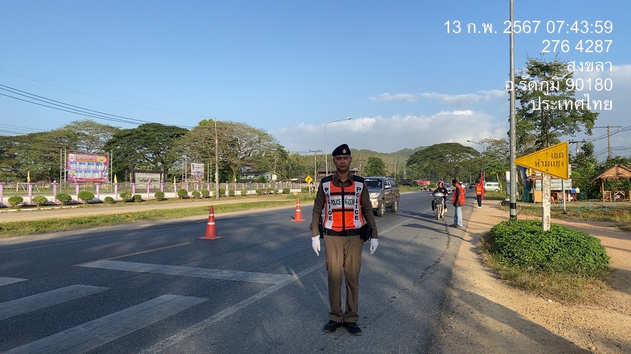 อำนวยความสะดวกการจราจรหน้าโรงเรียน