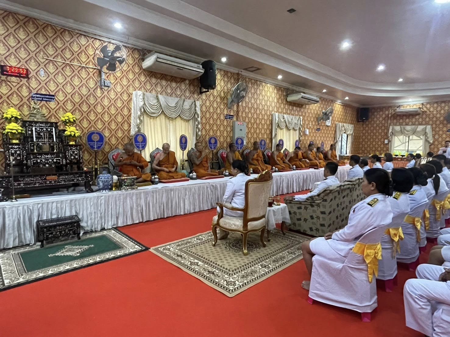 ร่วมพิธีทำบุญตักบาตรเพื่อถวายเป็นพระราชกุศลเนื่องในวันคล้ายวันสวรรคต พระบาทสมเด็จพระบรมชนกาธิเบศรมหาภูมิพลอดุยเดชมหาราช บรมนาถบพิตร