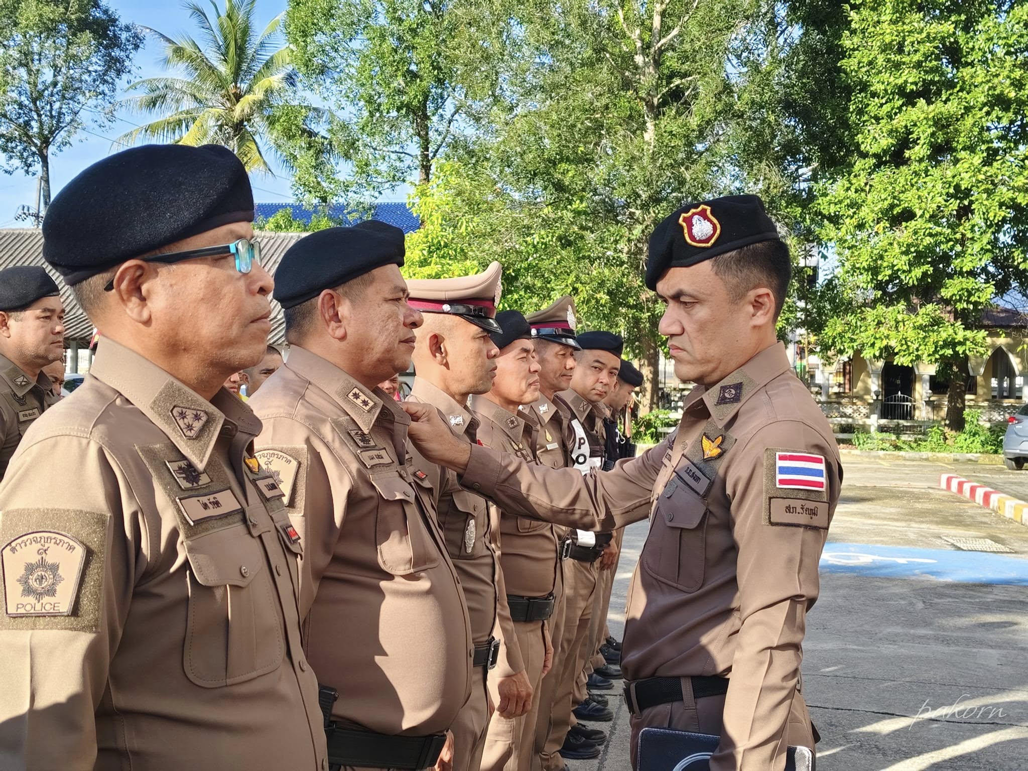 นำข้าราชการตำรวจในสังกัดลงแถวเคารพธงชาติประจำสัปดาห์ ชี้แจงข้อราชการ ตรวจความพร้อมเครื่องแต่งกาย ทรงผม หน้าสภ รัตภูมิ