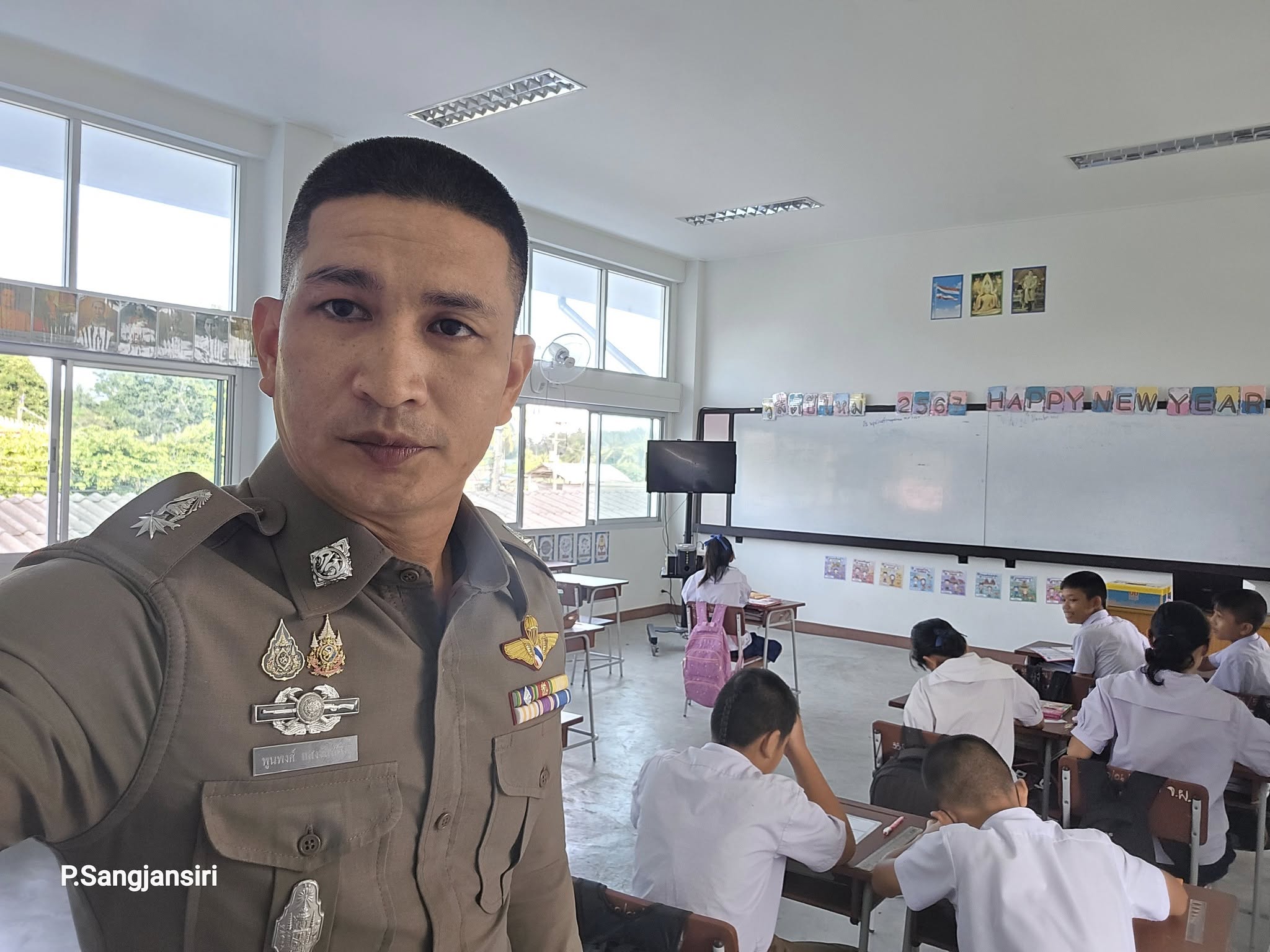 ครูตำรวจแดร์ เข้าสอนให้ความรู้การต่อต้านการใช้ยาเสพติดและลดความรุนแรงในเด็กนักเรียน ชั้น ป.5 ตามโครงการ D.A.R.E.ประเทศไทย