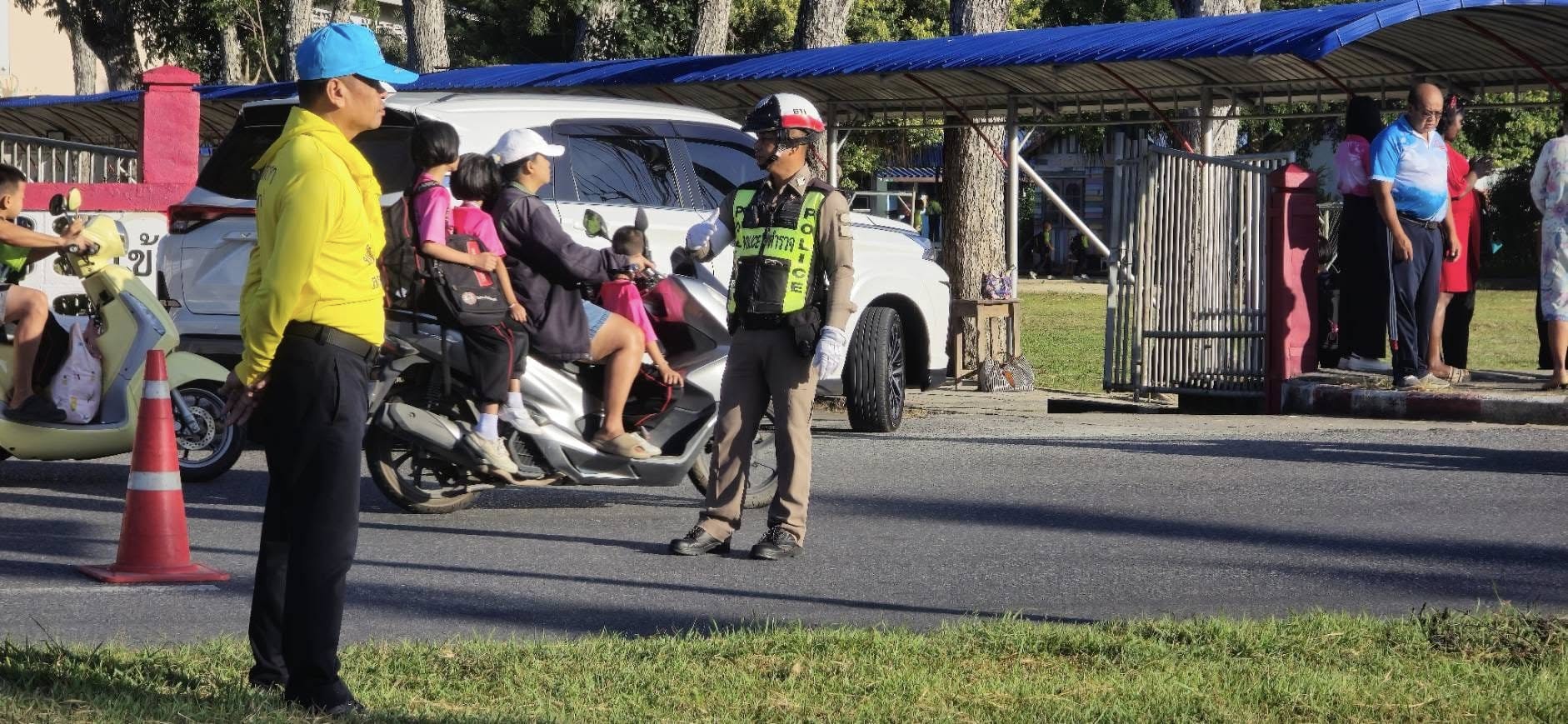 จิตอาสาจราจร อำนวยความสะดวกด้านการจราจรแก่นักเรียน ผู้ปกครอง หน้า โรงเรียนบ้านกำแพงเพชร