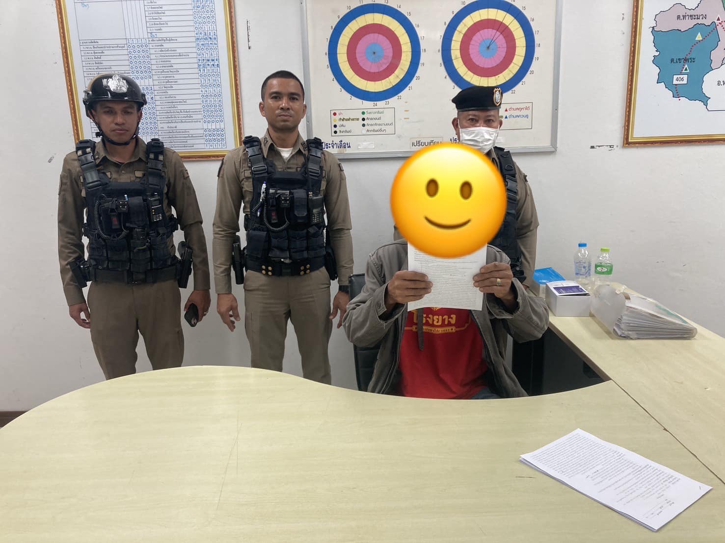 ร้อยเวร 20 พร้อมด้วย สายตรวจจักรยานยนต์จับกุมผู้ต้องหาตาม พรบ ยาเสพติด