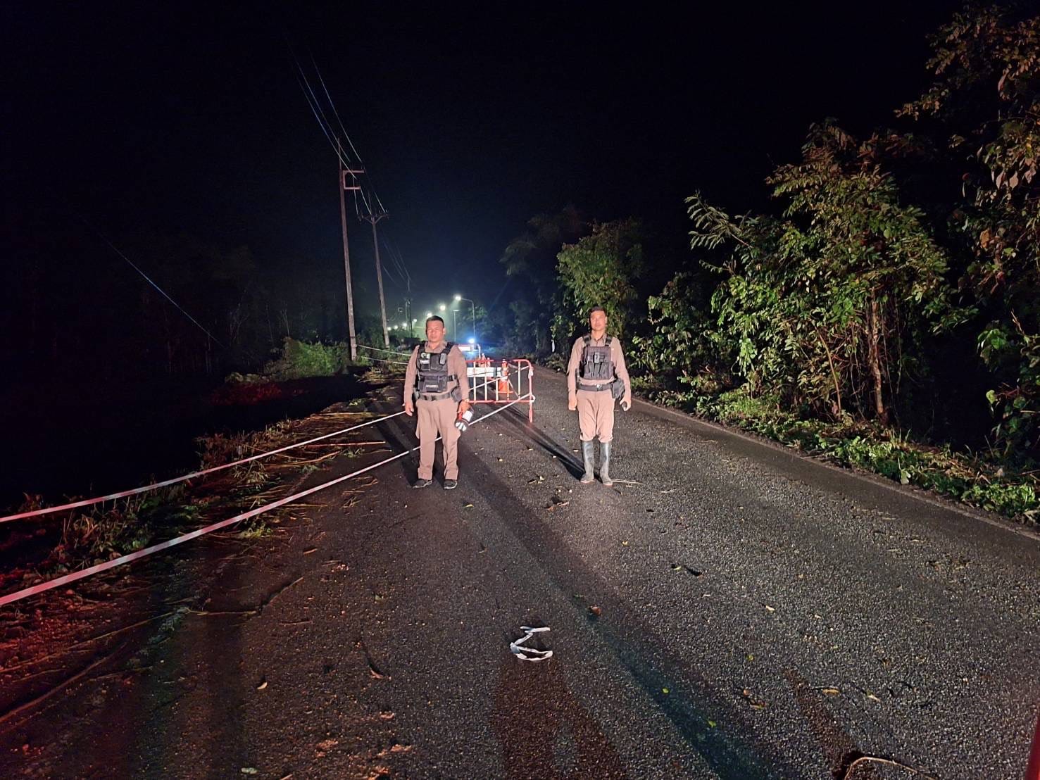 สะพานถนนบ้านคู/ทุ่งคมบางคอสะพานชำรุดรถวิ่งได้เลยเดียว