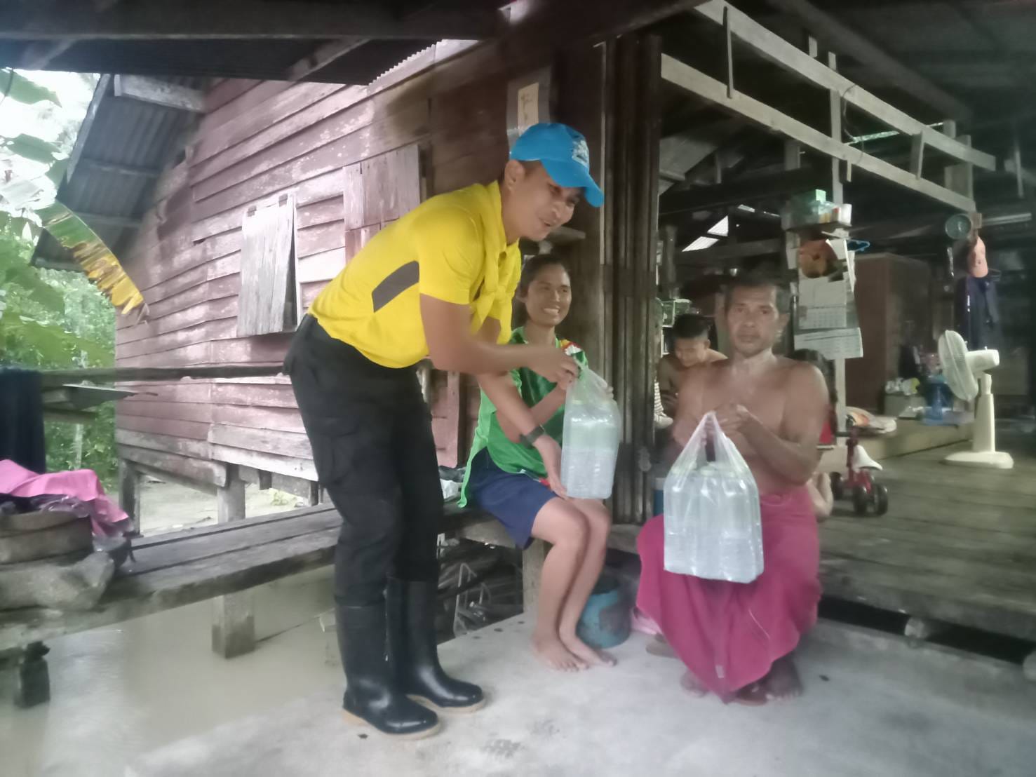 จิตอาสาภัยพิบัติ ตรวจสอบสถานการณ์น้ำท่วมในพื้นที่ ,เคลื่อนย้ายสิ่งของจำเป็น มอบน้ำดื่ม ,พบปะเยี่ยมเยียนให้กำลังใจประชาชนในพื้นที่ แก้ไขปัญหาความเดือดร้อนของประชาชนในพื้น ม.8 ต.เขาพระ