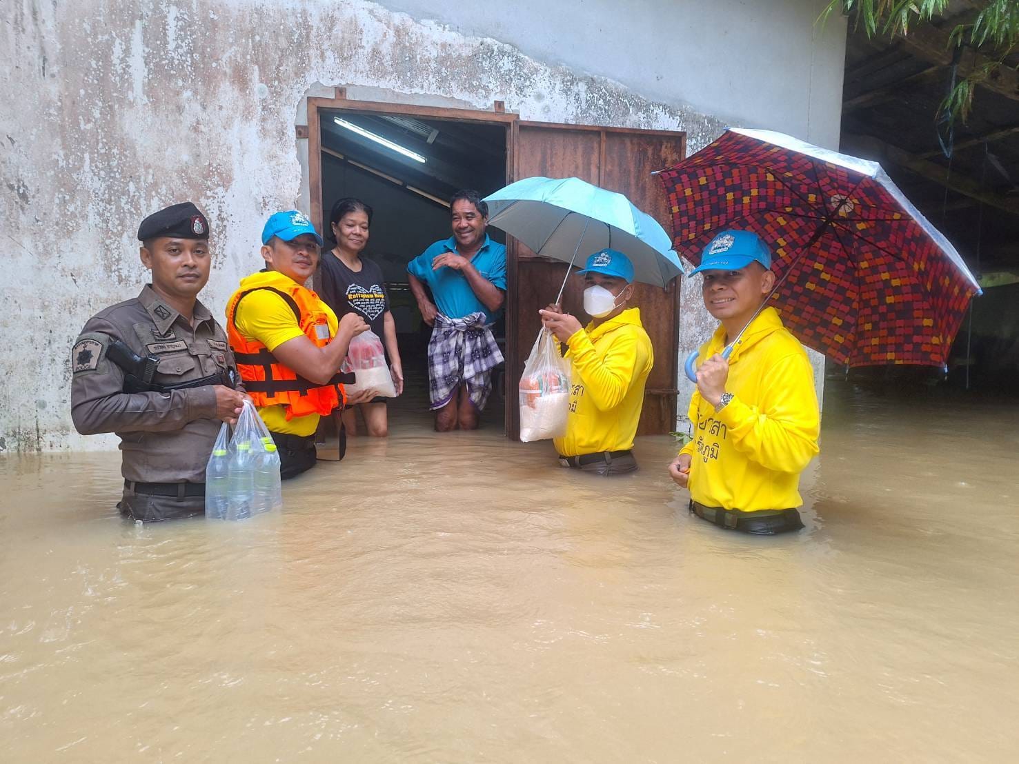 จิตอาสาภัยพิบัติ ตรวจสอบสถานการณ์น้ำท่วมในพื้นที่ ,เคลื่อนย้ายสิ่งของจำเป็น มอบน้ำดื่ม ,พบปะเยี่ยมเยียนให้กำลังใจประชาชนในพื้นที่ แก้ไขปัญหาความเดือดร้อนของประชาชนในพื้น ม.4 ต.คูหาใต้