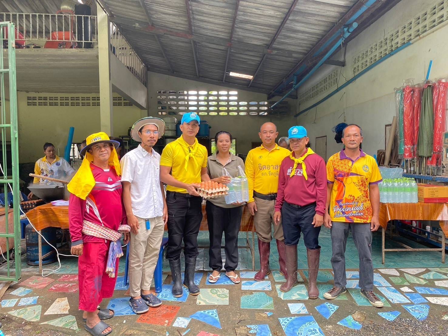 จิตอาสาภัยพิบัติ มอบสิ่งของประกอบอาหาร ร่วมประกอบอาหาร เพื่อนำไปมอบให้กับประชาชนที่ได้รับผลกระทบจากสถานการณ์น้ำท่วมในพื้นที่ ต.เขาพระ  อ.รัตภูมิ จว.สงขลา