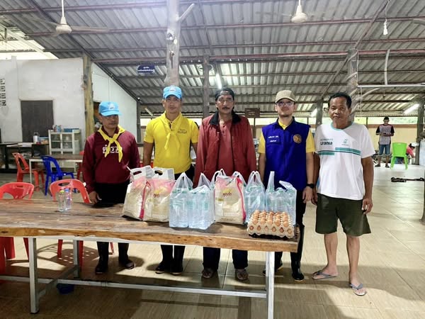 จิตอาสาภัยพิบัติ มอบข้าวสาร ไข่ น้ำดื่ม ประกอบอาหาร เพื่อนำไปมอบให้กับประชาชนที่ได้รับผลกระทบจากสถานการณ์น้ำท่วมในพื้นที่ ต.ควนรู  อ.รัตภูมิ จว.สงขลา