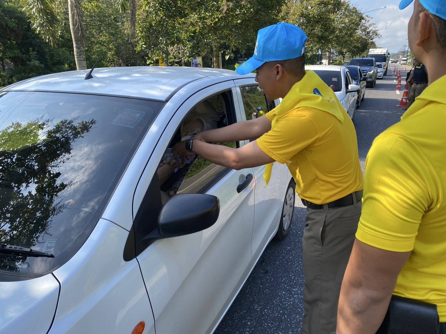 จิตอาสาจราจร รณรงค์การขับขี่ปลอดภัยสวมหมวกนิรภัย ณ จุดตรวจร่วมความปลอดภัยทางถนน บ้านนาสีทอง