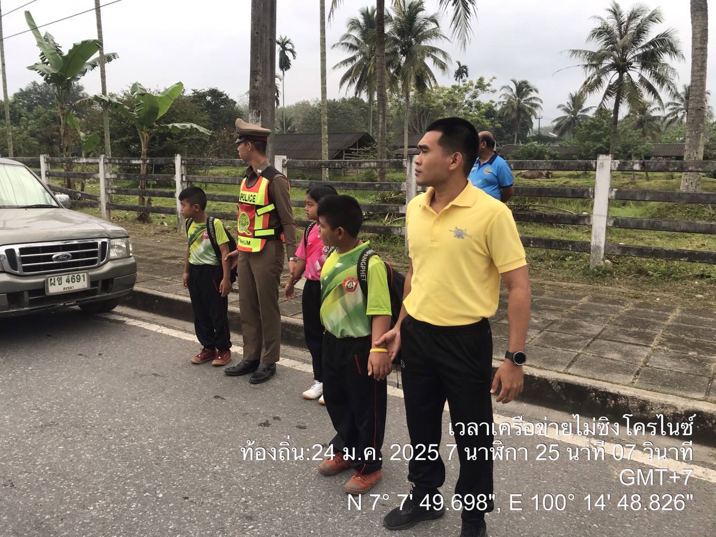 อำนวยความสะดวกการจราจรแก่เด็กนักเรียนโรงเรียนบ้านกำแพงเพชร