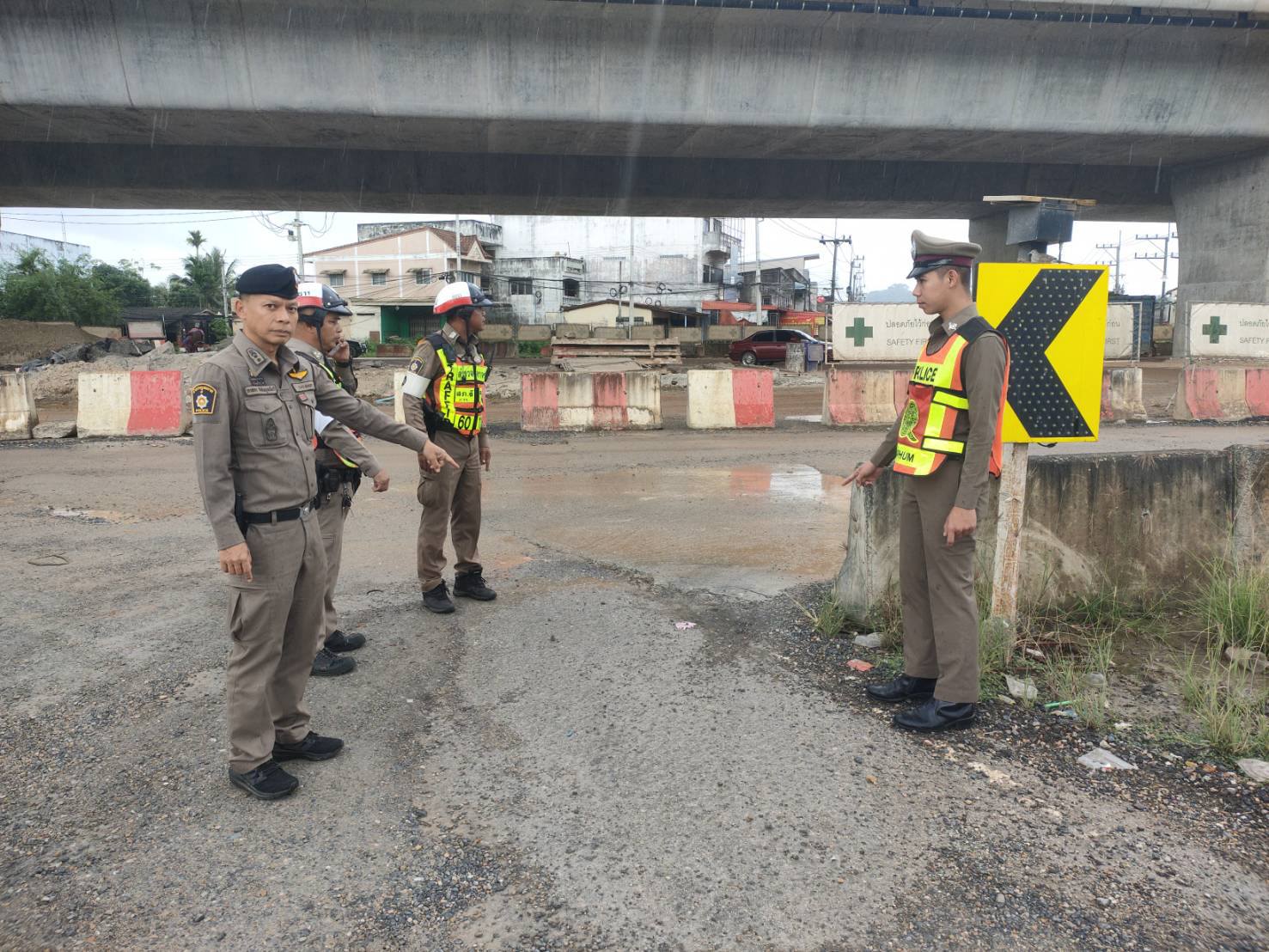 ตรวจจุดก่อสร้างสะพาน ที่มีผู้ขับขี่รถกลับรถที่จะก่อให้เกิดอุบัติเหตุได้