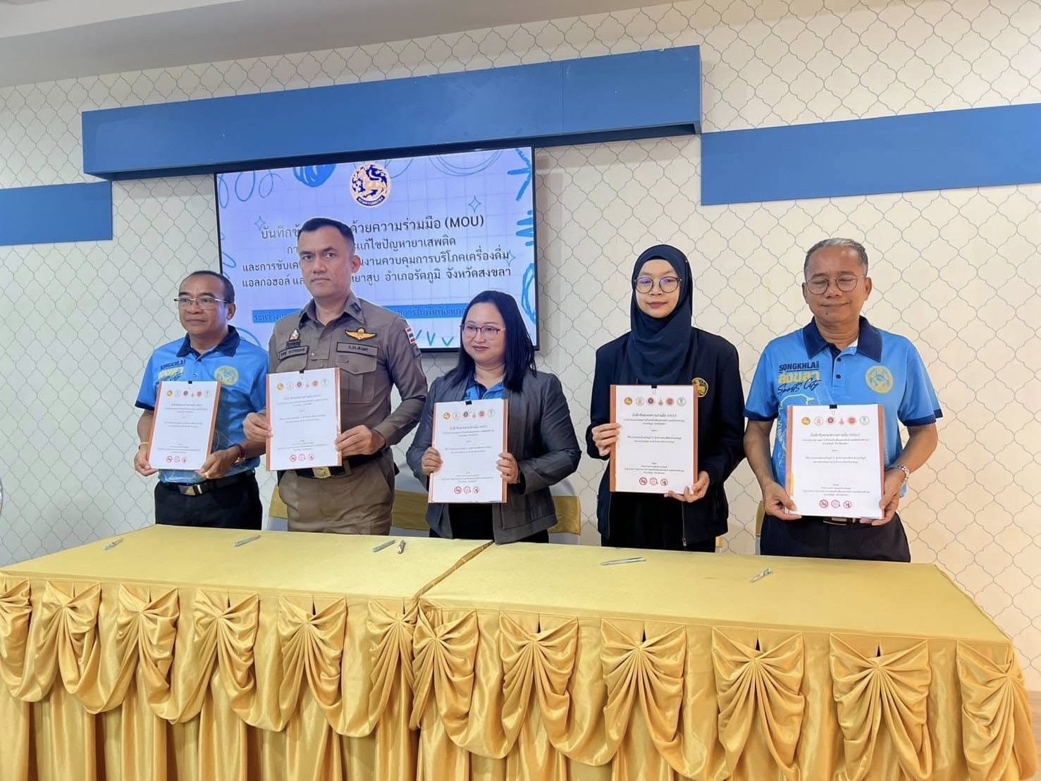 ร่วมกิจกรรม”จิบกาแฟ แลหวันขึ้น” และ ประชุมหัวหน้าส่วนราชการฯลฯ  ณ โรงเรียนมัธยมสิริวัณวรี 2