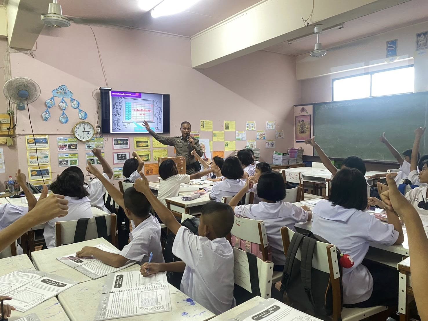 ครูตำรวจแดร์เข้าสอนให้ความรู้การต่อต้านการใช้ยาเสพติดและลดความรุนแรงในเด็กนักเรียน โรงเรียนนิคมสร้างตนเองรัตภูมิ