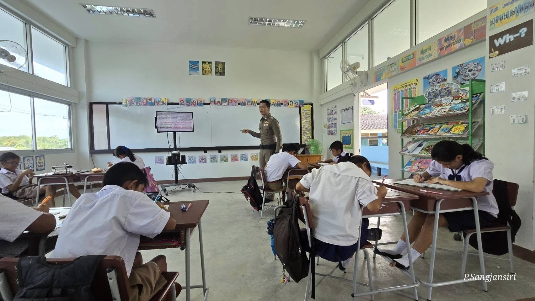 ครูตำรวจแดร์ เข้าสอนให้ความรู้การต่อต้านการใช้ยาเสพติดและลดความรุนแรงในเด็กนักเรียน  โรงเรียนวัดเจริญภูผา(จุ้มปะ)