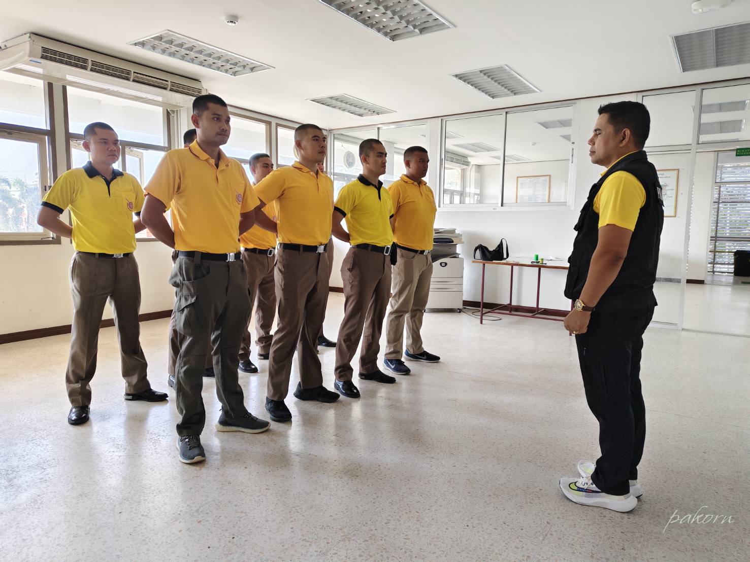 สว.อกสภ.รัตภูมิ เรียกแถว ฝ่ายอำนวยการ ธุรการ, นสต.ศฝร.ภ.9 ฝึกปฏิบัติราชการ ตรวจสอบความพร้อมเครื่องแต่งกาย ทรงผม ชี้แจงข้อราชการ กำชับการปฏิบัติหน้าที่