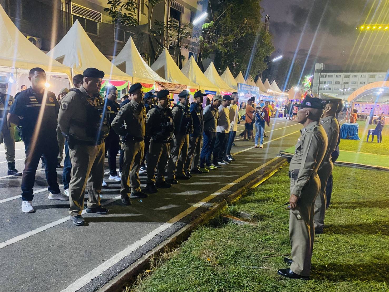 ว.4 ชี้แจงภารกิจปล่อยแถว ข้าราชการตำรวจ,จนท.รักษาดินแดน,จนท.อปพร. ที่มีหน้าที่รักษาความปลอดภัยงานเทศบาลพบประชาชนและถนนคนเดิน