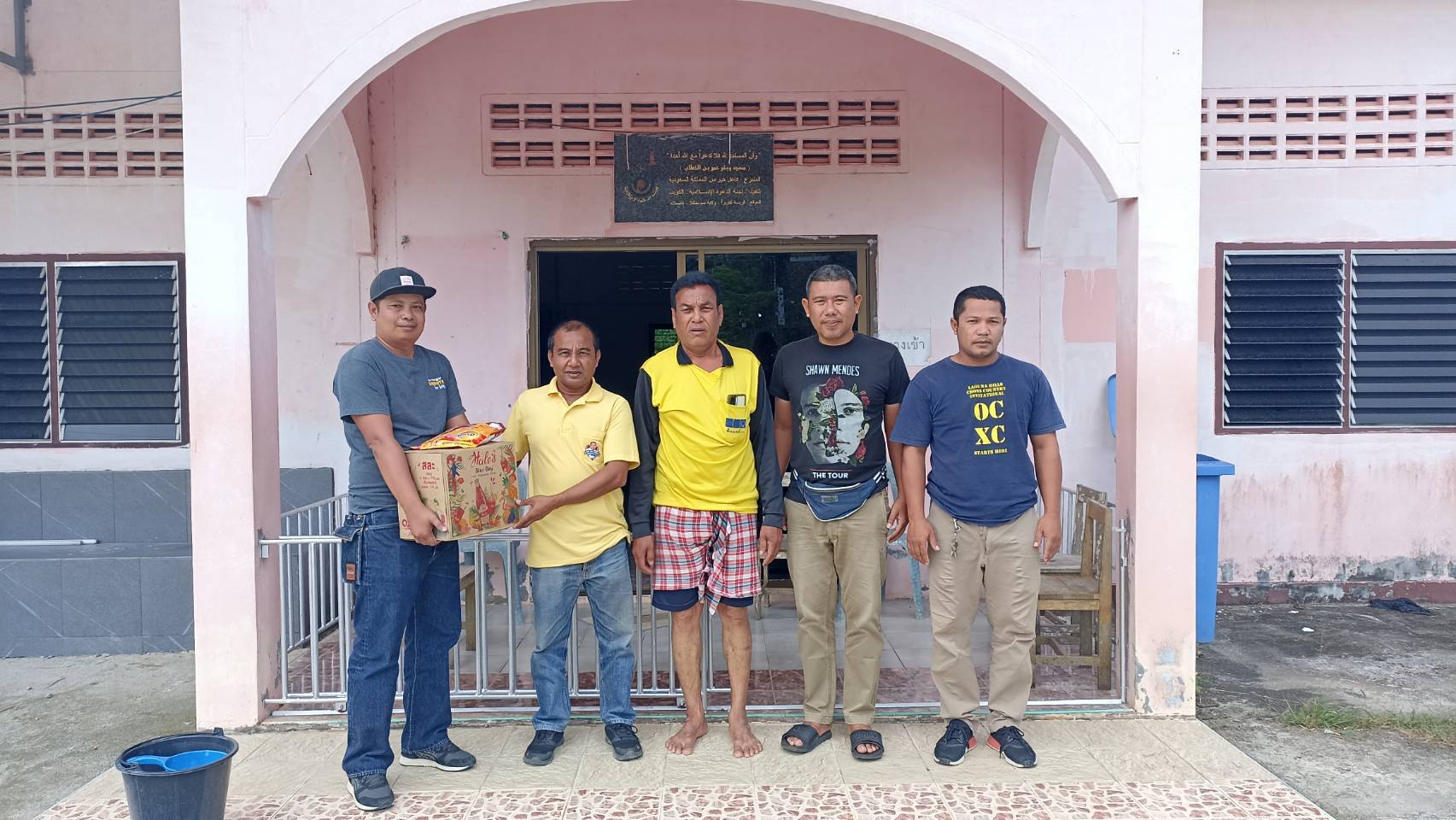 ชุดสืบสวน พร้อมกำลังประจำชุดมอบสิ่งของให้แก่ มัสยิดบ้านควนไอ้เท่ง