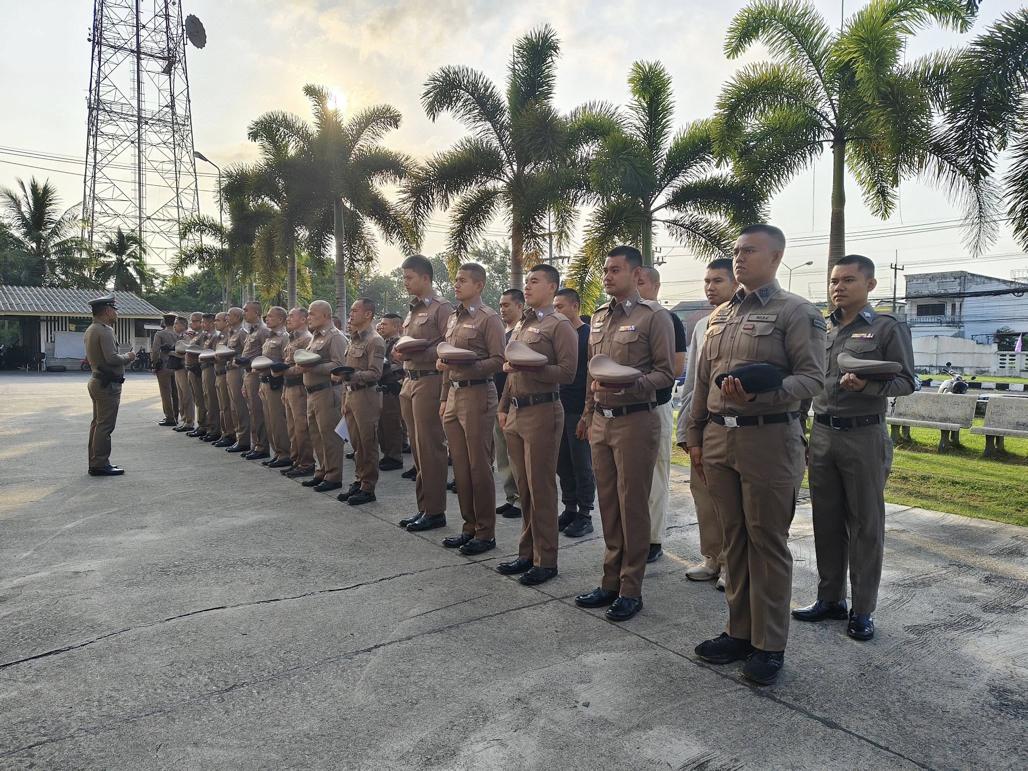 สว.อก.สภ.รัตภูมิ นำข้าราชการตำรวจในสังกัดเข้าแถวเคารพธงชาติประจำสัปดาห์