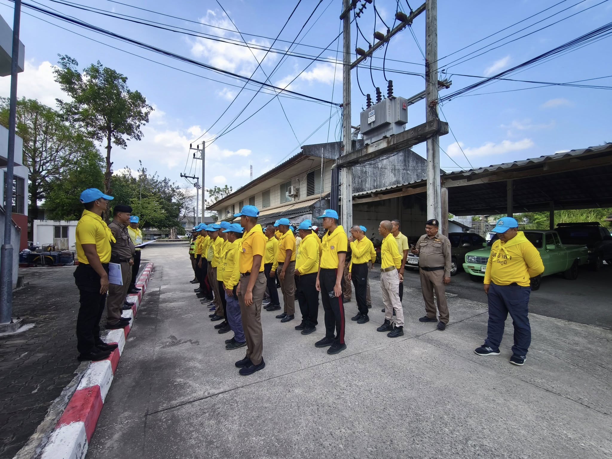 ข้าราชการตำรวจในสังกัด นสต.ฝึกปฏิบัติราชการ ลงแถวทำกิจกรรมจิตอาสาพัฒนาที่ทำการรอบๆที่ทำการสภ.รัตภูมิ