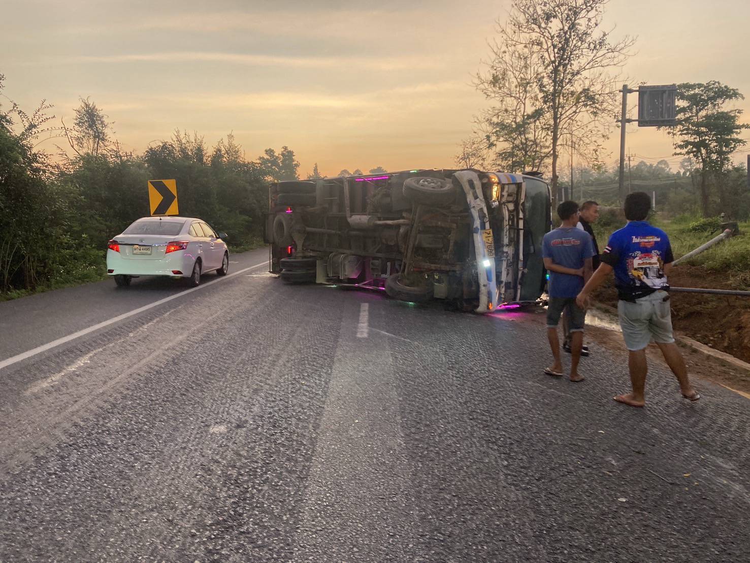 ว.4 เหตุ ว.40 รถบรรทุก6ล้อพลิกคว่ำ