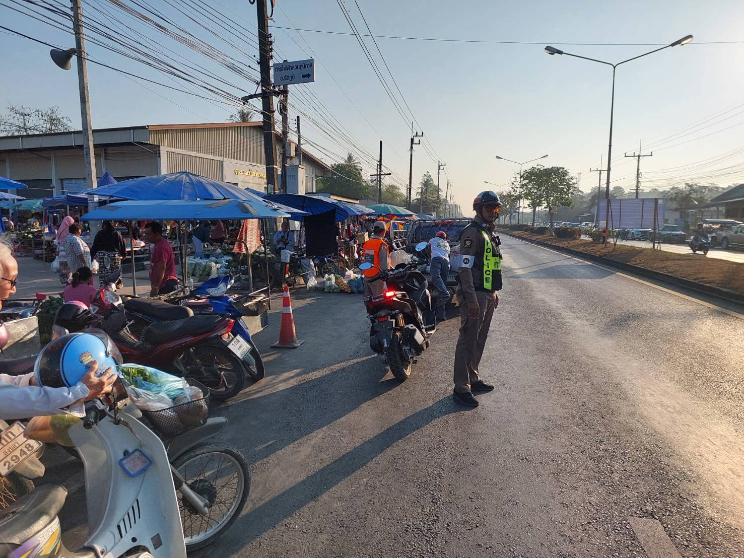 อำนวยความสะดวกการจราจรและป้องกันเหตุในตลาดนัดเทศบาลท่าชะมวง