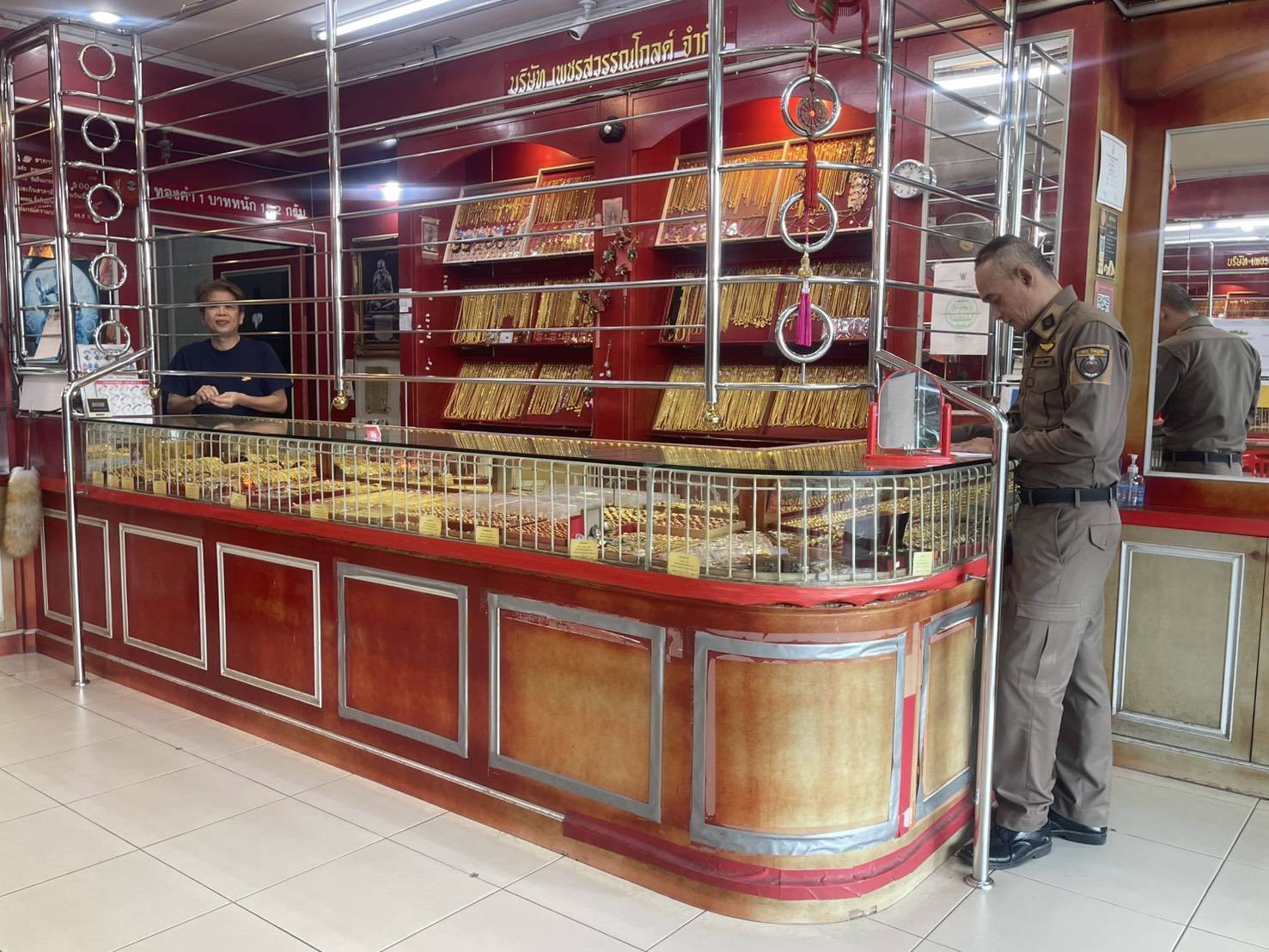 ผกก.สภ.รัตภูมิ ตรวจเยี่ยม ห้างทองเพชรสุวรรณ แยกคูหา พบปะพูดคุยสอบถามแนวทางการป้องกันหากเกิดเหตุไม่คาดคิด