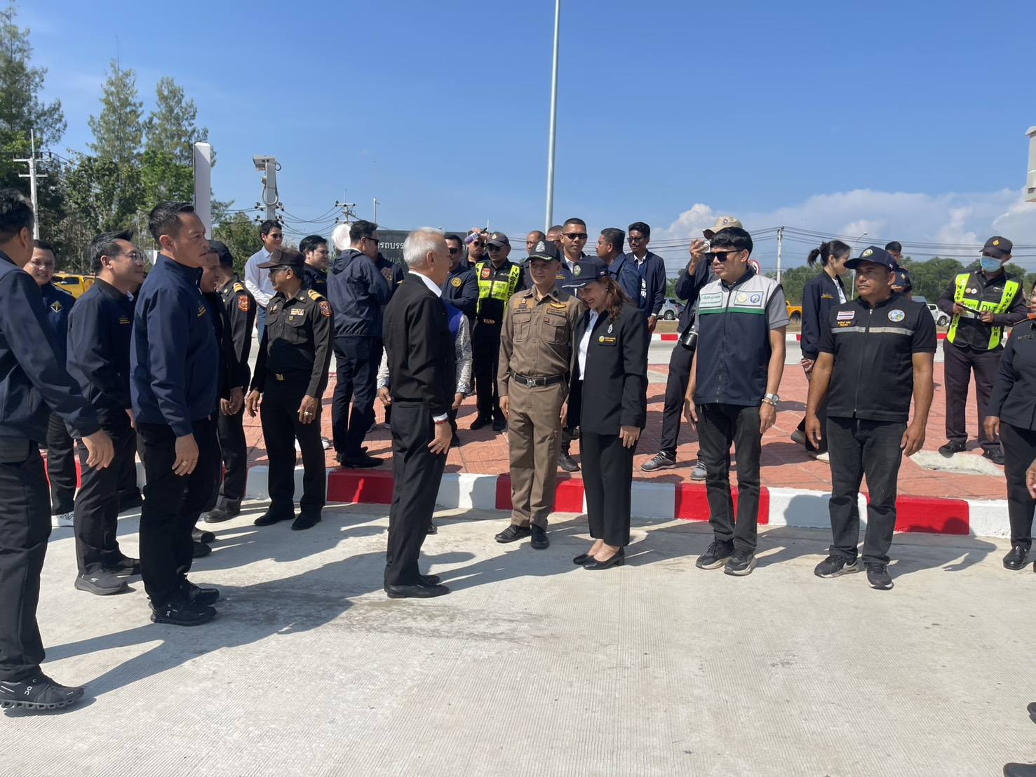 ผกก.สภ.รัตภูมิ พร้อมกำลังพลในสังกัด ให้การต้อนรับและรักษาความปลอดภัย  นายพิพัฒน์ รัชกิจประการ รองนายกรัฐมนตรี และ รัฐมนตรีว่าการกระทรวงคมนาคม พร้อมคณะ ที่เดินทางมาเป็นประธานในพิธีเปิด“ให้จุดบริการทั่วไทย ช่วงเทศกาลสงกรานต์ 2569 ” ณ สถานีตรวจสอบน้ำหนักสงขลา(ขาเข้า) อ.รัตภูมิ