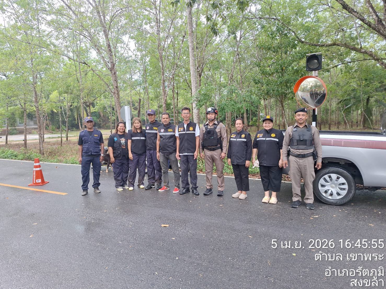 สายตรวจเขาพระ ร่วมกับผู้ใหญ่บ้าน ผู้ช่วยผู้ใหญ่บ้าน ชรบ.ตำบลเขาพระ ตั้งจุดสกัด pop-up ถนนสายรองบ้านควนดินแดง-คลองหิน เพื่อตรวจสอบบุคคล ยานพาหนะ และวัตถุต้องสงสัย