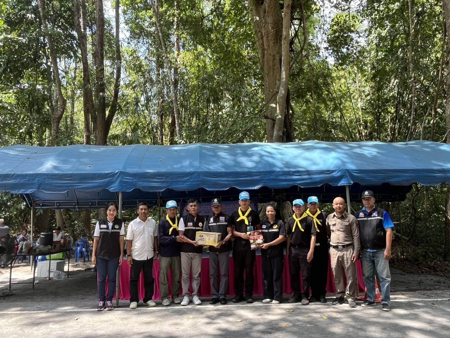 สภ.รัตภูมิ ร่วมตรวจเยี่ยมด่านชุมชนป้องกันและลดอุบัติเหตุทางท้องถนนช่วงเทศกาลสงกรานต์ บริเวณ ทางเข้าน้ำตกบริพัตร