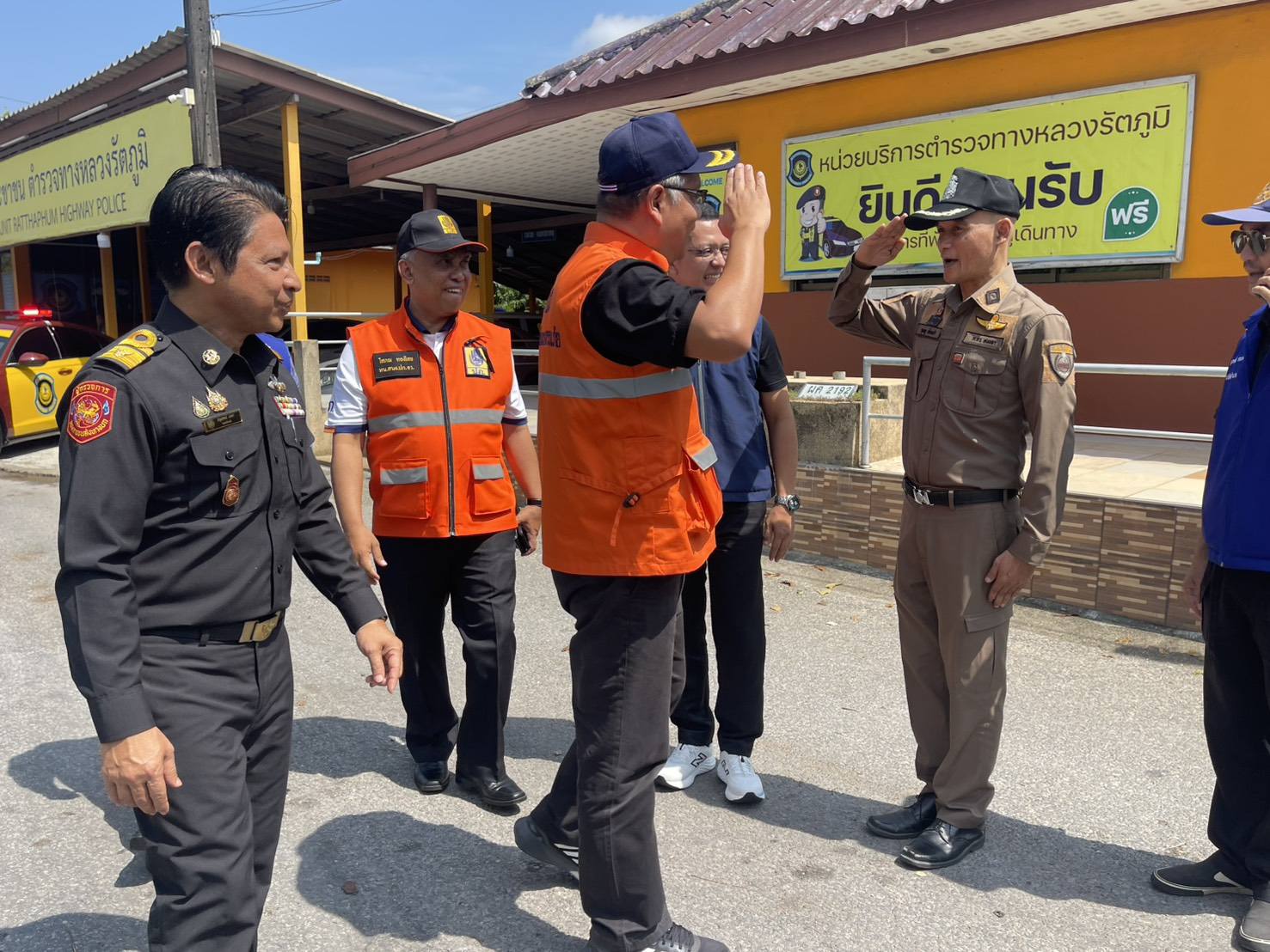 ผกก.สภ.รัตภูมิ ให้การต้อนรับ นายชูชีพ ธรรมเพชร รองผู้ว่าราชการจังหวัดสงขลา ที่เดินทางมาเป็นประธานในพิธีเปิด “จุดตรวจความพร้อมรถโดยสารสาธารณะ และผู้ขับรถ“ในช่วงเทศกาลสงกรานต์ ณ หน่วยบริการประชาชนตำรวจทางหลวงรัตภูมิ(พรุพ้อ)