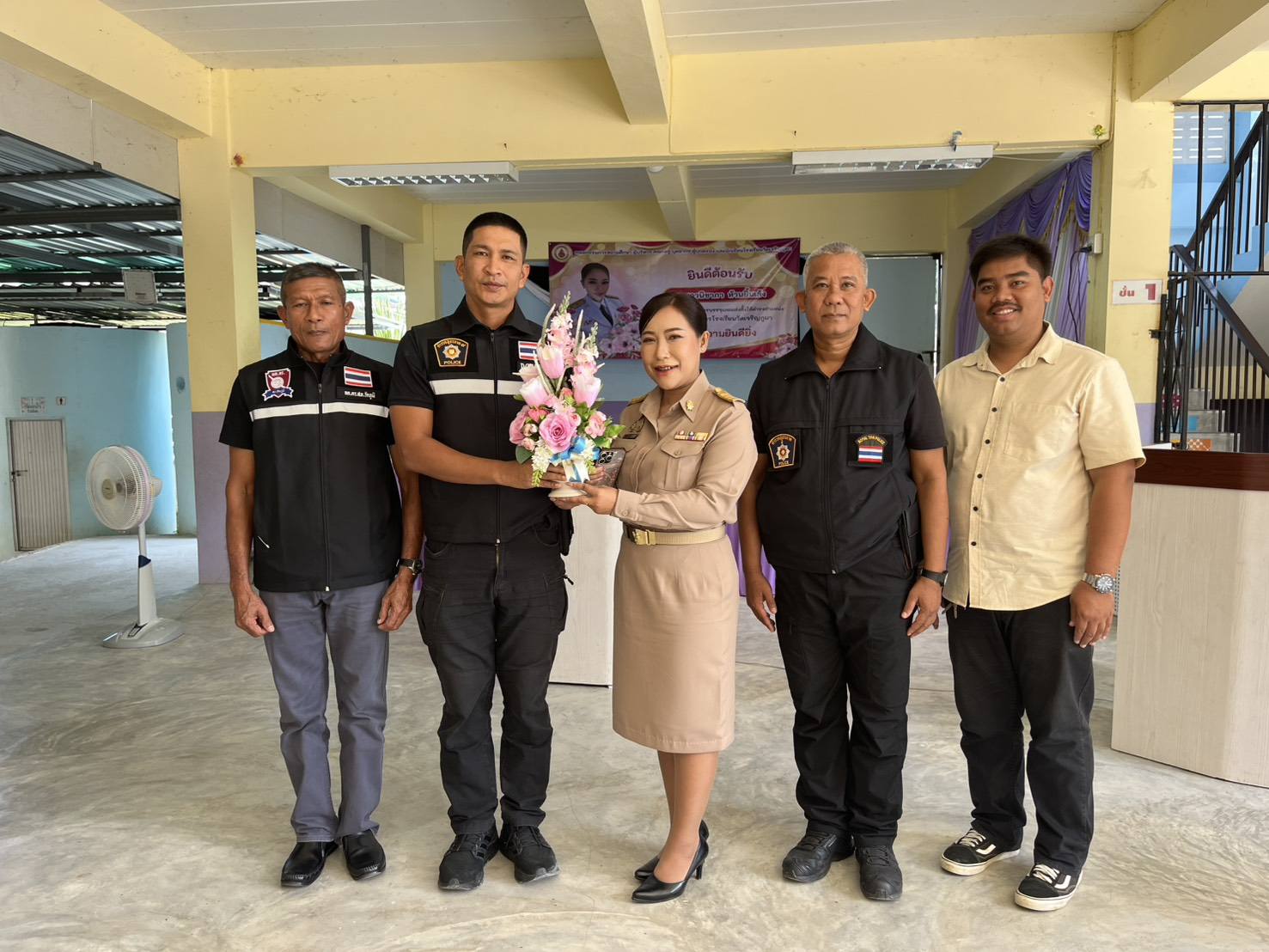 สภ.รัตภูมิ ร่วมแสดงยินดีและให้การต้อนรับ นางสาวนิชาภา ห้วนยิ้มเส้ง เนื่องในโอกาสได้รับการบรรจุและแต่งตั้งดำรงตำแหน่ง รองผู้อำนวยการโรงเรียนวัดเจริญภูผา