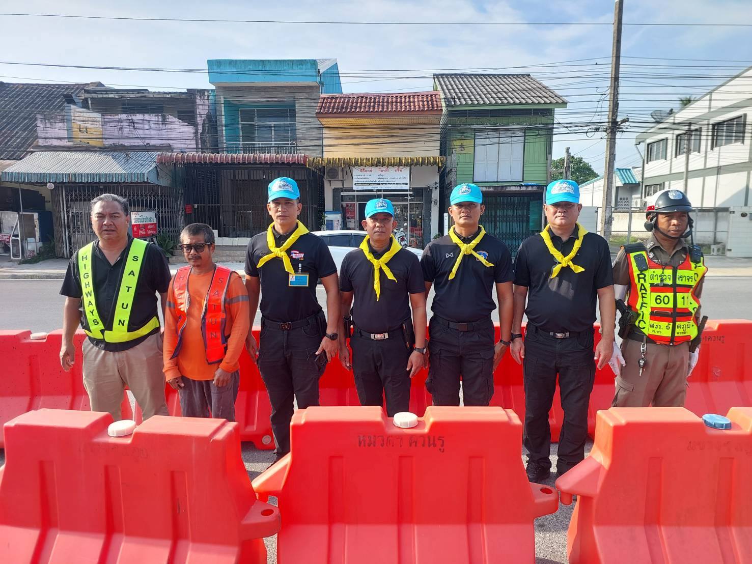 สภ.รัตภูมิ พร้อมด้วยตำรวจจิตอาสา ดำเนินการนำสิ่งกีดขวางแท่งแบริเออร์ ปิดกั้น จุดกลับรถ บริเวณหน้า สถานีตำรวจภูธรรัตภูมิ และจุดกลับรถหน้าอีซูซุ เพื่อป้องกันและลดอุบัติเหตุทางถนน ในช่วงเทศกาลสงกรานต์ประจำปีพุทธศักราช 2569