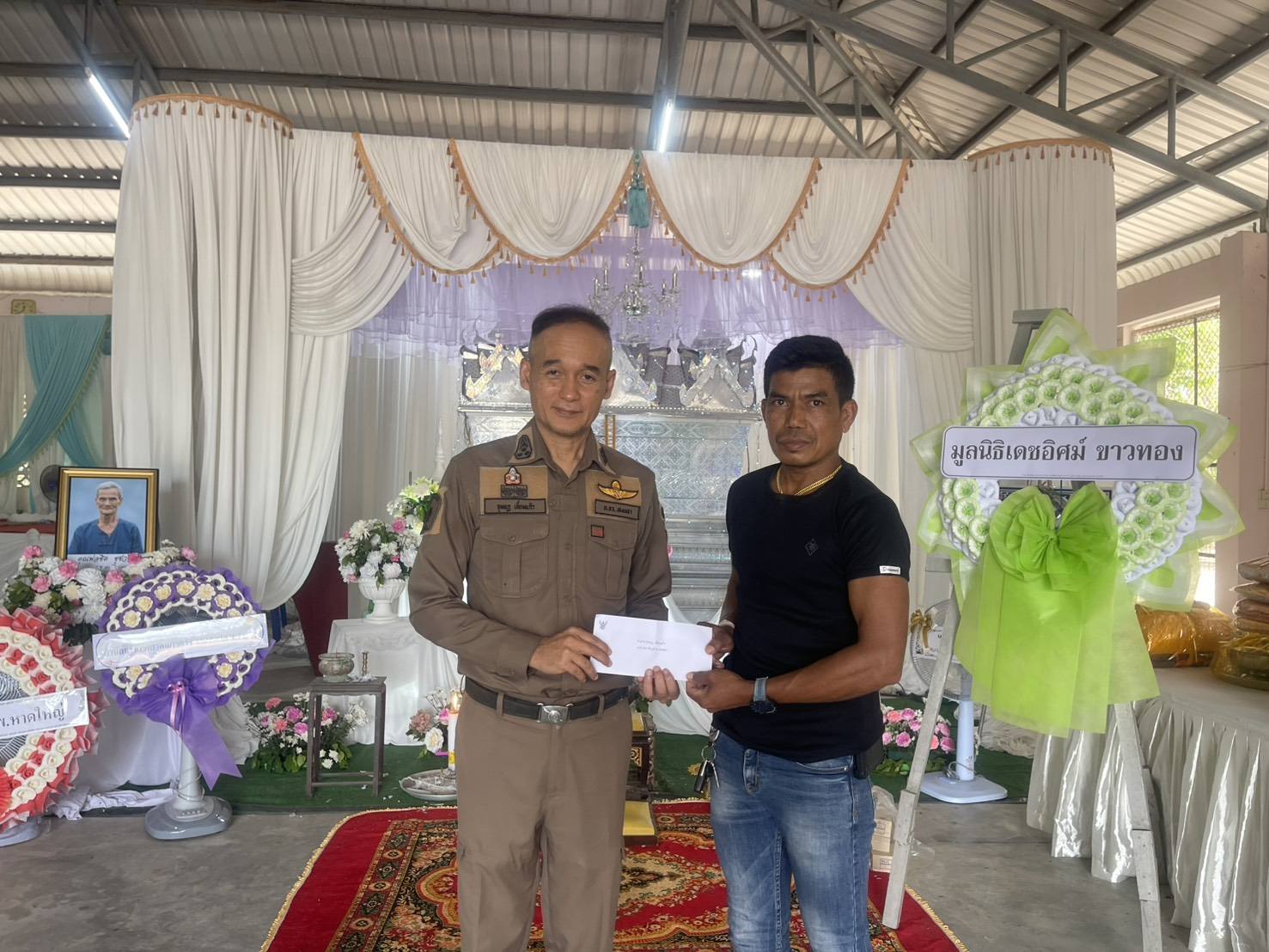 ร่วมพิธีบำเพ็ญกุศลศพบิดาของข้าราชการตำรวจในสังกัด