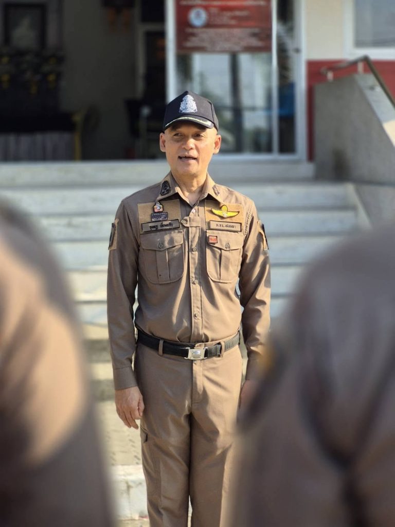 673826432_1402744005226725_8804908231951449084_n-768x1024 ผกก.สภ.รัตภูมิ ร่วมวมแถวเคารพธงชาติประจำสัปดาห์ ตรวจความพร้อมเครื่องแต่งกายทรงผม ชี้แจงข้อราชการกำชับการปฏิบัติหน้าที่