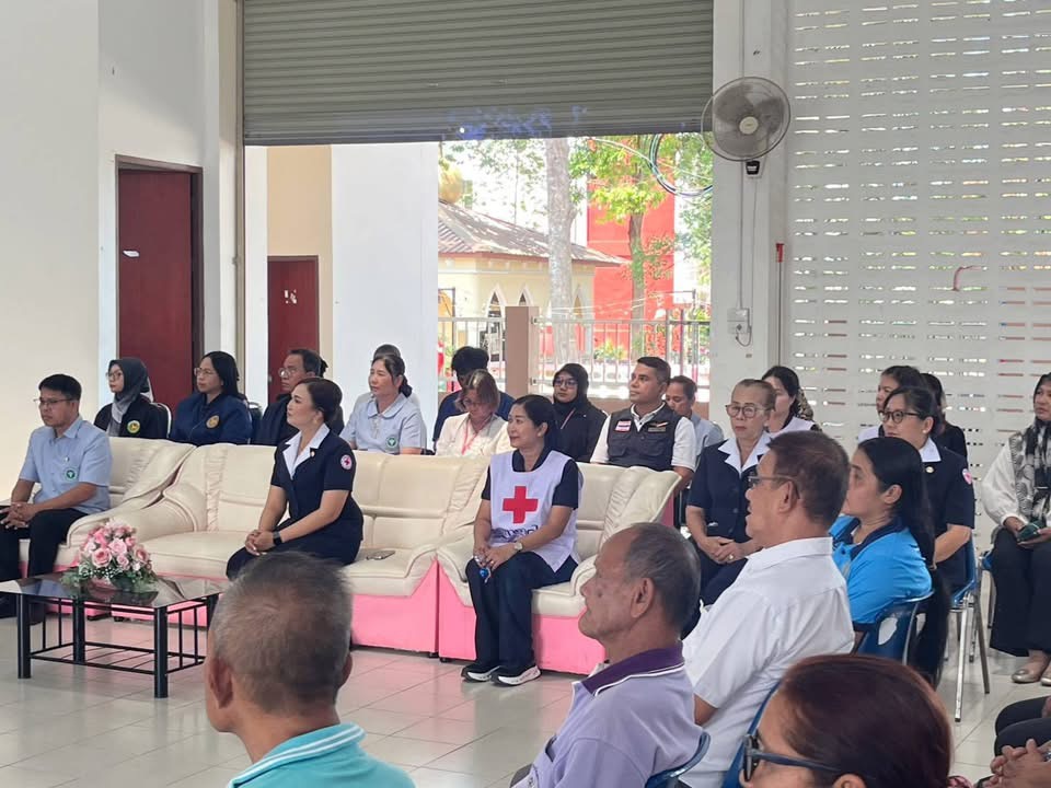 IMG_1957 ร่วมเป็นเกียรติในการส่งมอบ ชุดฟื้นฟูฯ ตามโครงการฟื้นฟูผู้ประสบอุทกภัยจังหวัดสงขลา ของ สภากาชาดไทย