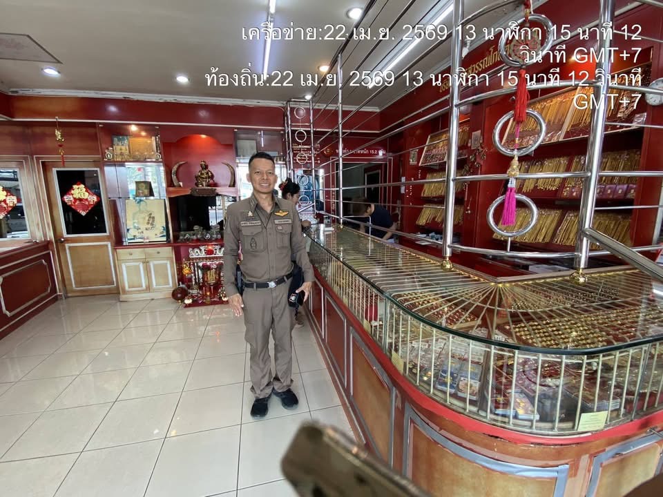 รอง ผกก.ป. ออกตรวจพื้นที่ ตรวจสอบร้านทอง เปิดสัญญาณวับวาบป้องกันเหตุอาชญากรรม