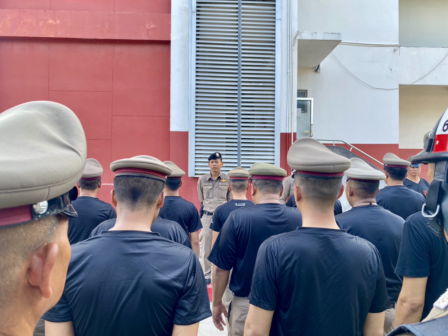 รอง ผกก.ป.ฯ พร้อม ข้าราชการตำรวจในสังกัด ฝึกแถวประจำสัปดาห์ ณ ลานฝึกหน้า สภ.รัตภูมิ