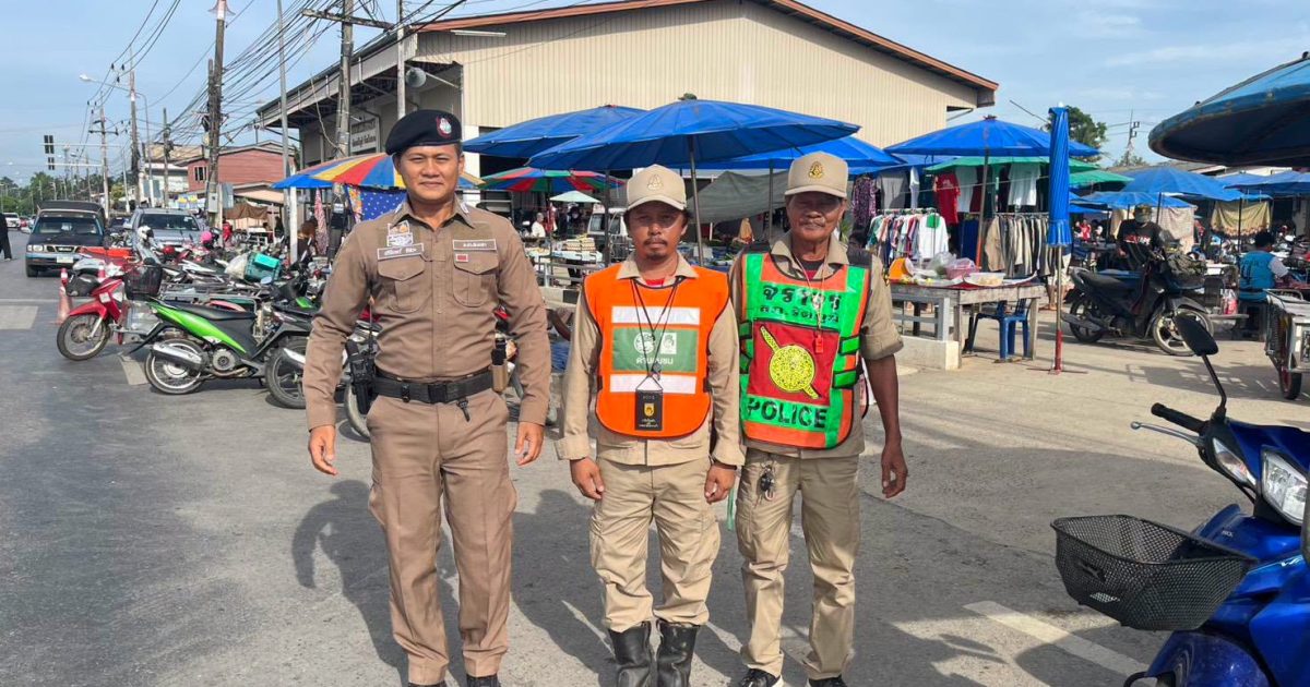 717974775_2063487787928404_6403436296456001643_n-1200x630 ร่วมกับอาสาสมัครตำรวจ ดูแลความปลออดภัยและอำนวยความสะดวกการจราจรบริเวณหน้าตลาดนัดท่าชะมวง