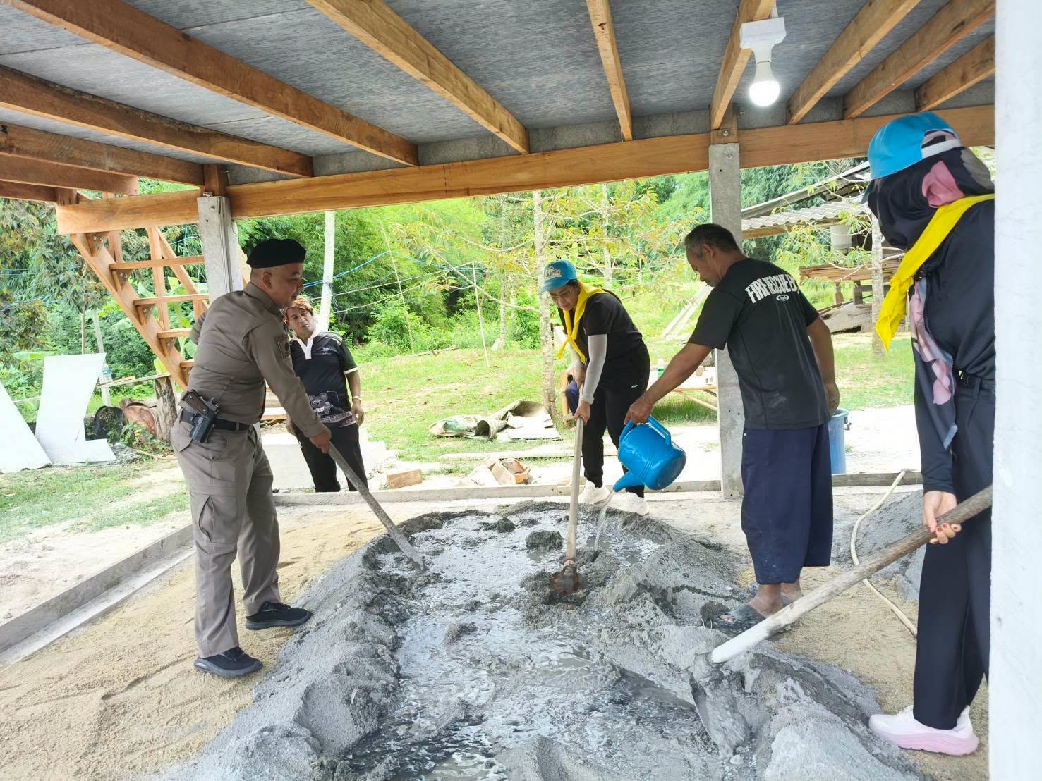 721644318_1242659617813027_376111473508800641_n สายตรวจตำบลเขาพระ ร่วมสร้างบ้านกาชาดผู้ประสบภัยจากอุทกภัยน้ำท่วมรอบที่ผ่านมา