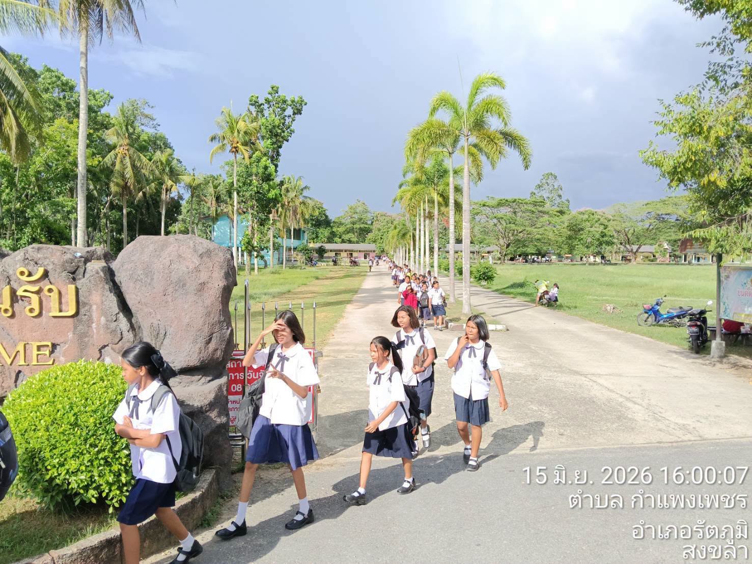 725051544_1742781470243551_5897439066341159168_n อำนวยความสะดวกด้านการจราจรแก่ครูและนักเรียนหน้าโรงเรียนวัดทุ่งคา