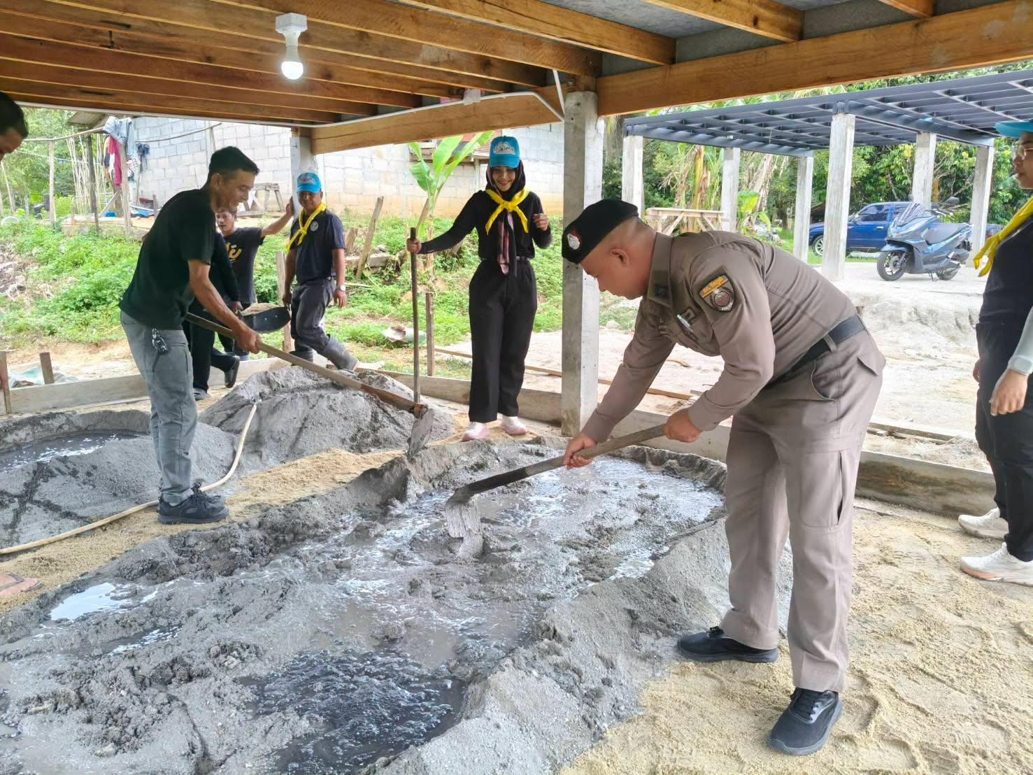 725733723_855342077221984_3509001955385402634_n สายตรวจตำบลเขาพระ ร่วมสร้างบ้านกาชาดผู้ประสบภัยจากอุทกภัยน้ำท่วมรอบที่ผ่านมา