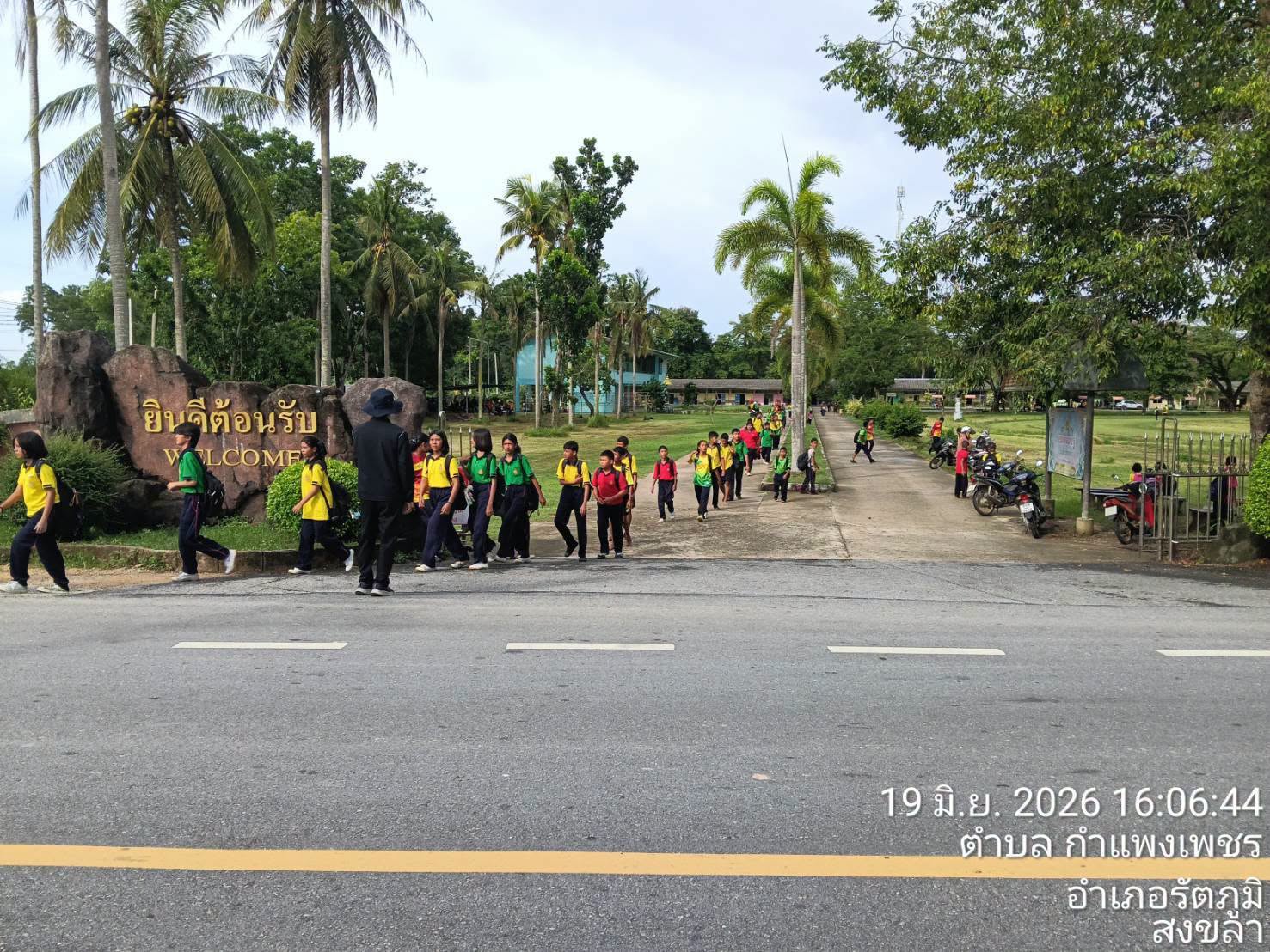 726622626_1288578169928686_1738439410134004679_n อำนวยความสะดวกด้านการจราจรแก่ครูและนักเรียนหน้าโรงเรียน วัดทุ่งคา ม.8 ต.กำแพงเพชร
