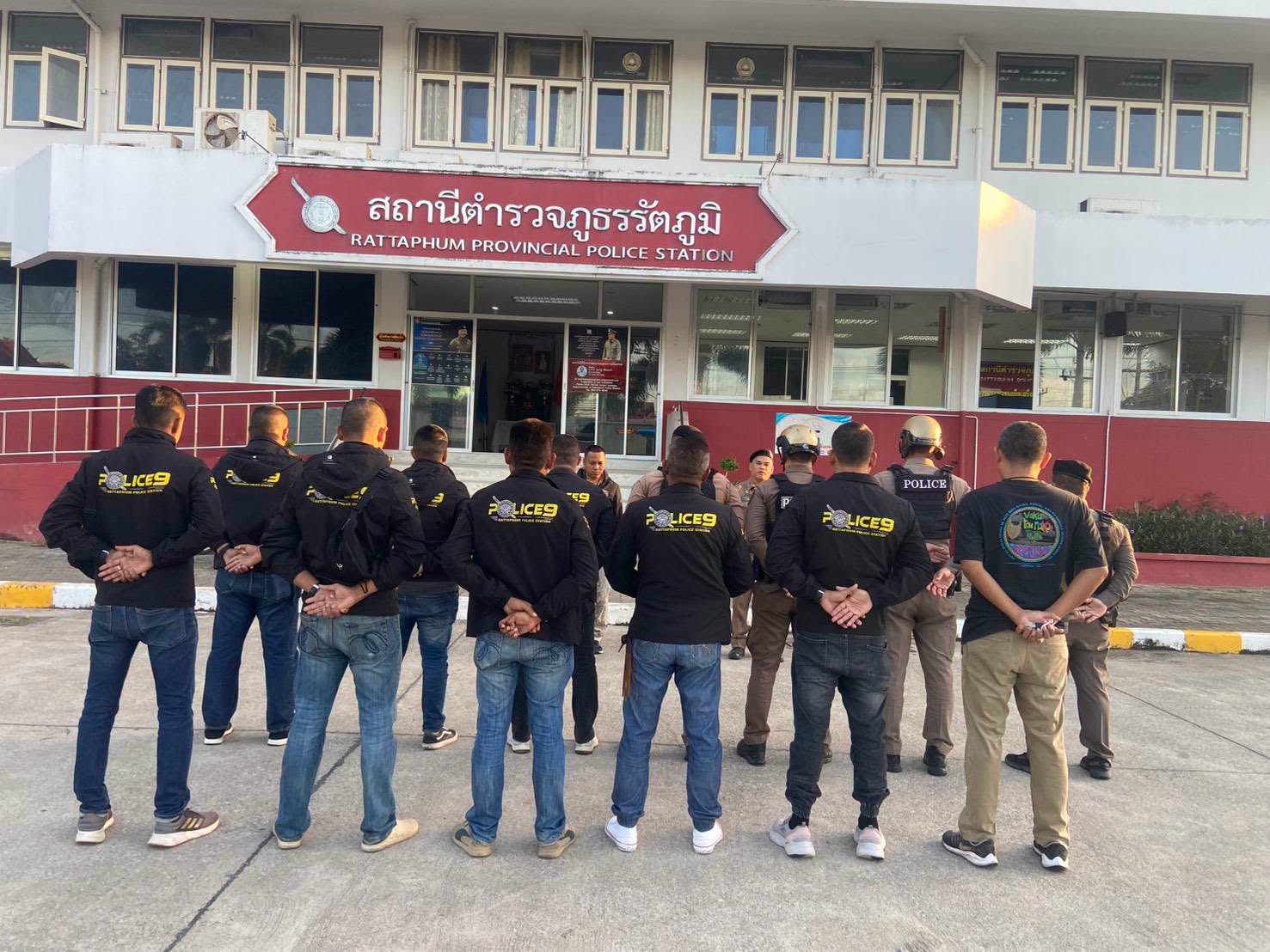 729390063_839834262294988_1719524145699055643_n ปล่อยแถวภารกิจเพื่อเข้าปิดล้อมตรวจค้นเป้าหมายเครือข่ายยาเสพติดในพื้นที่รับผิดชอบ