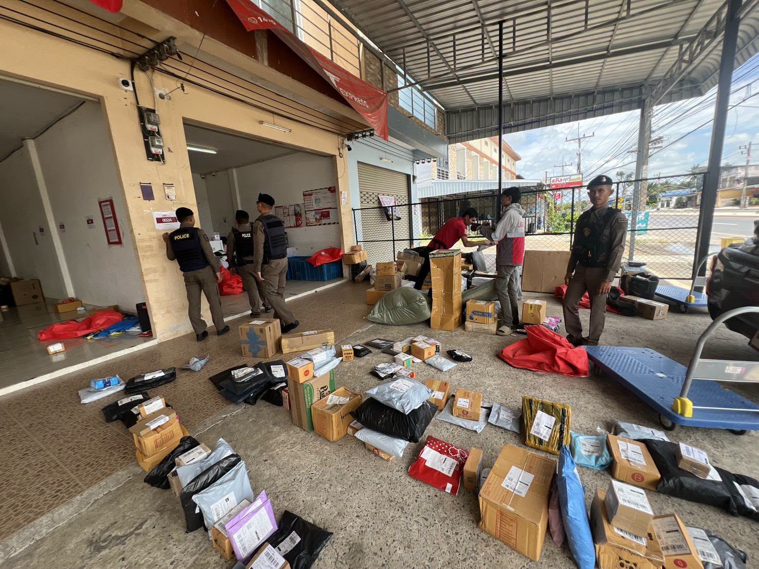 738206633_2071445460437317_125300365586757724_n ร้อยเวร 20 ประชาสัมพันธ์สถานรับส่งพัสดุ เกี่ยวกับการสังเกตสิ่งของต้องสงสัยที่ผิดกฎหมาย