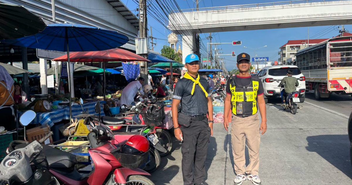 739437520_1489531489879919_957782859951622060_n-1200x630 ตำรวจชุมชนสัมพันธ์ ร่วมกับอาสาสมัครตำรวจ ดูแลความปลออดภัยและอำนวยความสะดวกการจราจรบริเวณหน้าตลาดสดเทศบาลกำแพงเพชร
