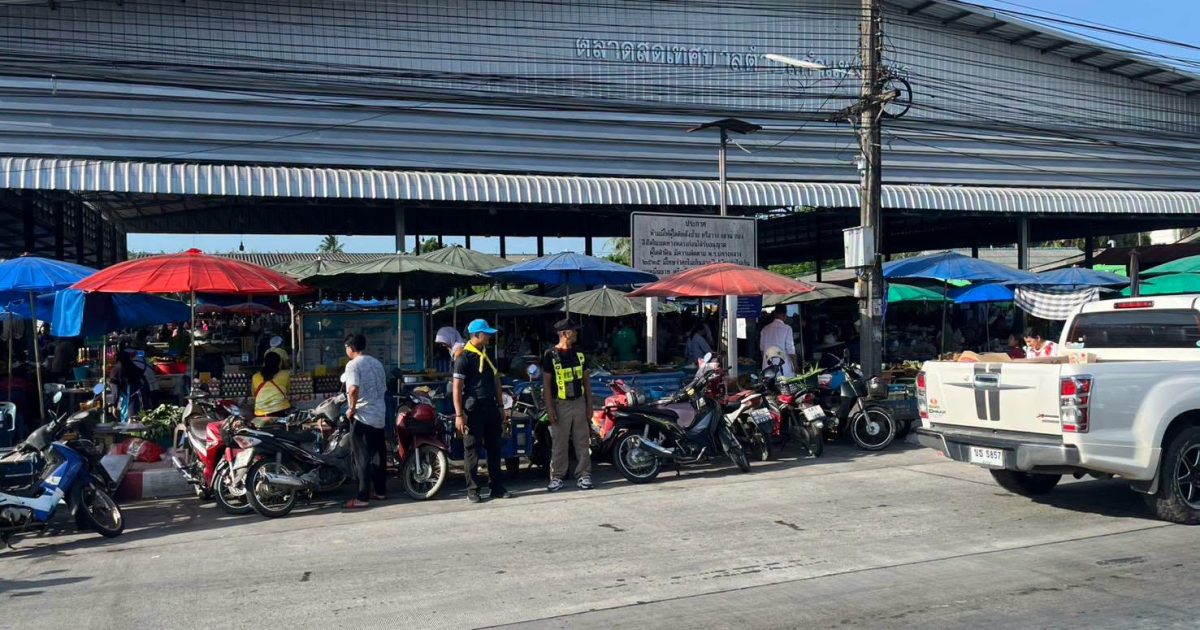739537345_2099752688091575_875057096852762379_n-1200x630 ตำรวจชุมชนสัมพันธ์ ร่วมกับอาสาสมัครตำรวจ ดูแลความปลออดภัยและอำนวยความสะดวกการจราจรบริเวณหน้าตลาดสดเทศบาลกำแพงเพชร