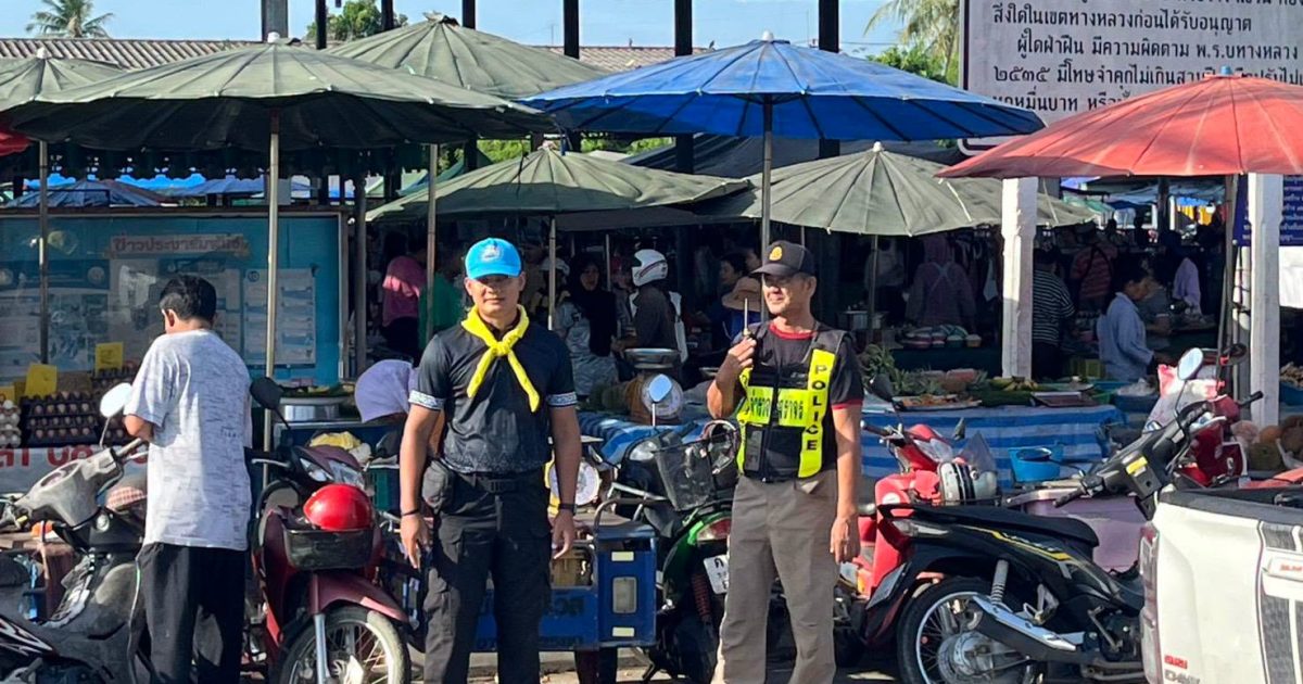 740796983_4482846915280329_5098726515174937000_n-1200x630 ตำรวจชุมชนสัมพันธ์ ร่วมกับอาสาสมัครตำรวจ ดูแลความปลออดภัยและอำนวยความสะดวกการจราจรบริเวณหน้าตลาดสดเทศบาลกำแพงเพชร