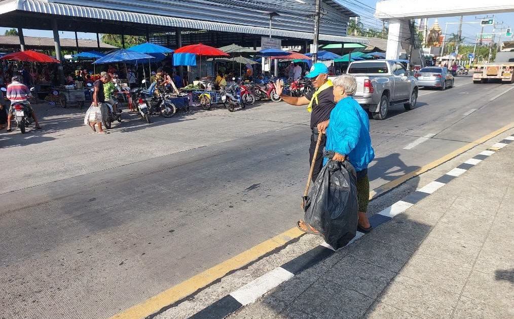 741387312_1002023449123587_2690404494182261107_n-1014x630 ตำรวจชุมชนสัมพันธ์ ร่วมกับอาสาสมัครตำรวจ ดูแลความปลออดภัยและอำนวยความสะดวกการจราจรบริเวณหน้าตลาดสดเทศบาลกำแพงเพชร