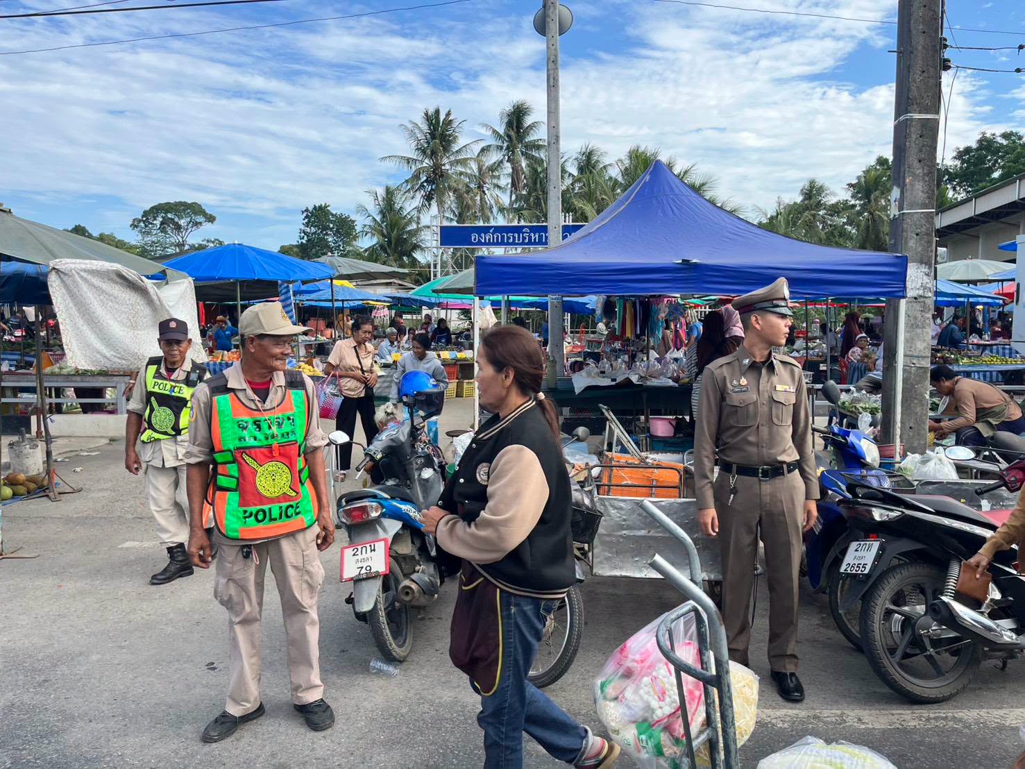 741592280_1543054543886288_6380154619730319690_n ชุดชุมชนสัมพันธ์ ร่วมกับ อาสาสมัครตำรวจ ดูแลความปลออดภัยและอำนวยความสะดวกการจราจรบริเวณหน้าตลาดนัดท่าชะมวง หมู่ที่ 5 ตำบลท่าชะม่วง