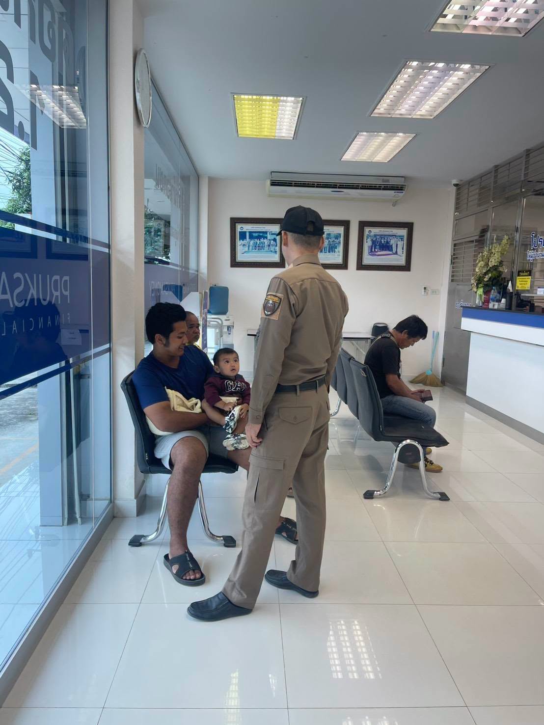 747998217_2425358264617933_7899364449355231239_n ผกก.สภ.รัตภูมิ ได้ออกตรวจพื้นที่บนถนน ยนตรการกำธรและถนนสายท่ามะปรางเพื่อป้องกันเหตุและตรวจเยี่ยมหน่วยบริการประชาชน