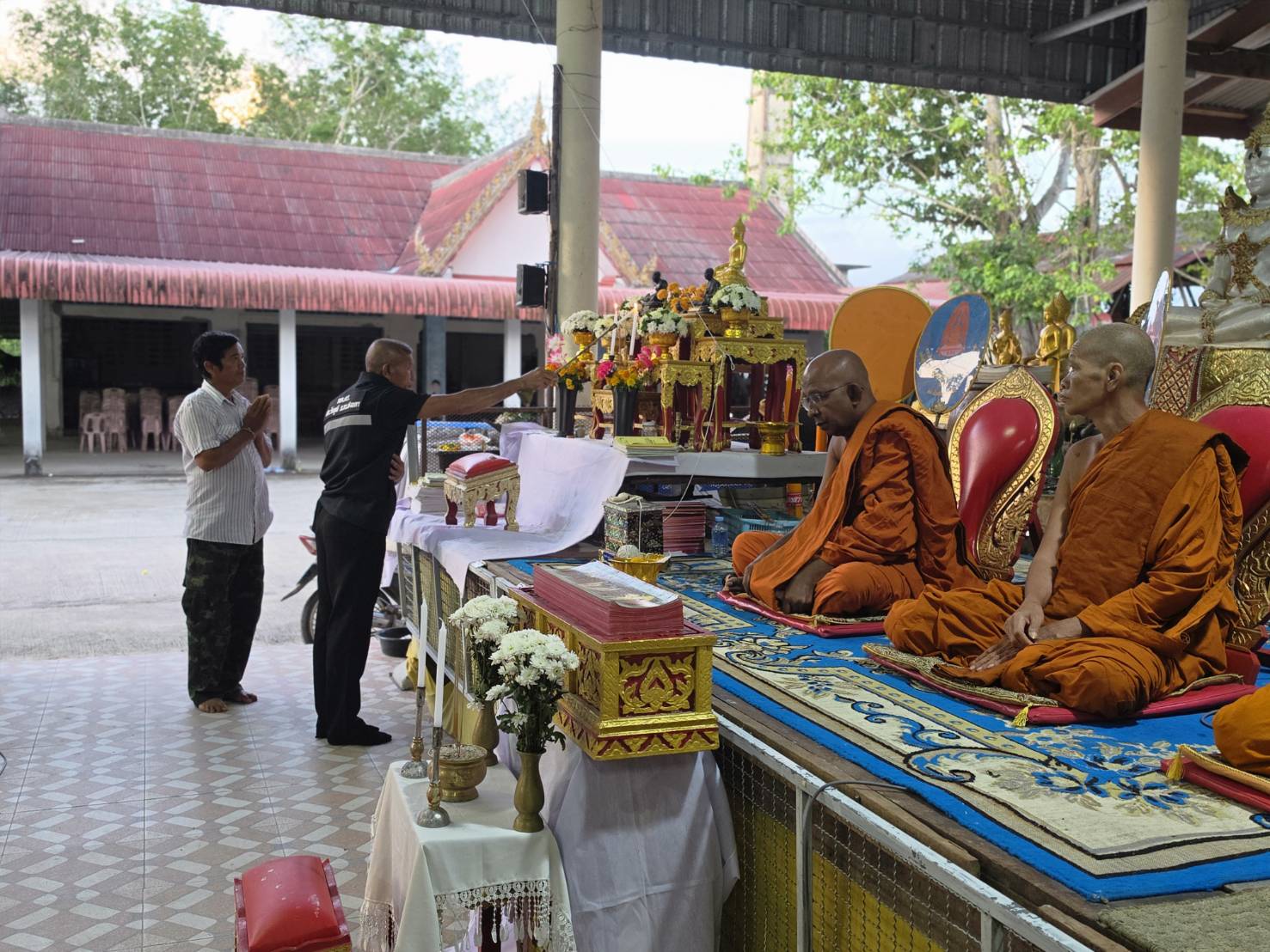 976043_0 สวป.(ชส.)ฯร่วมวางพวงหรีดและเป็นเจ้าภาพ สวดพระอภิธรรมศพคุณพ่อบุญ แก้วหนู( บิดา) นายบัญญัติ แก้วหนู อส.ตร.สภ.รัตภูมิ ณ วัดควนแสวง